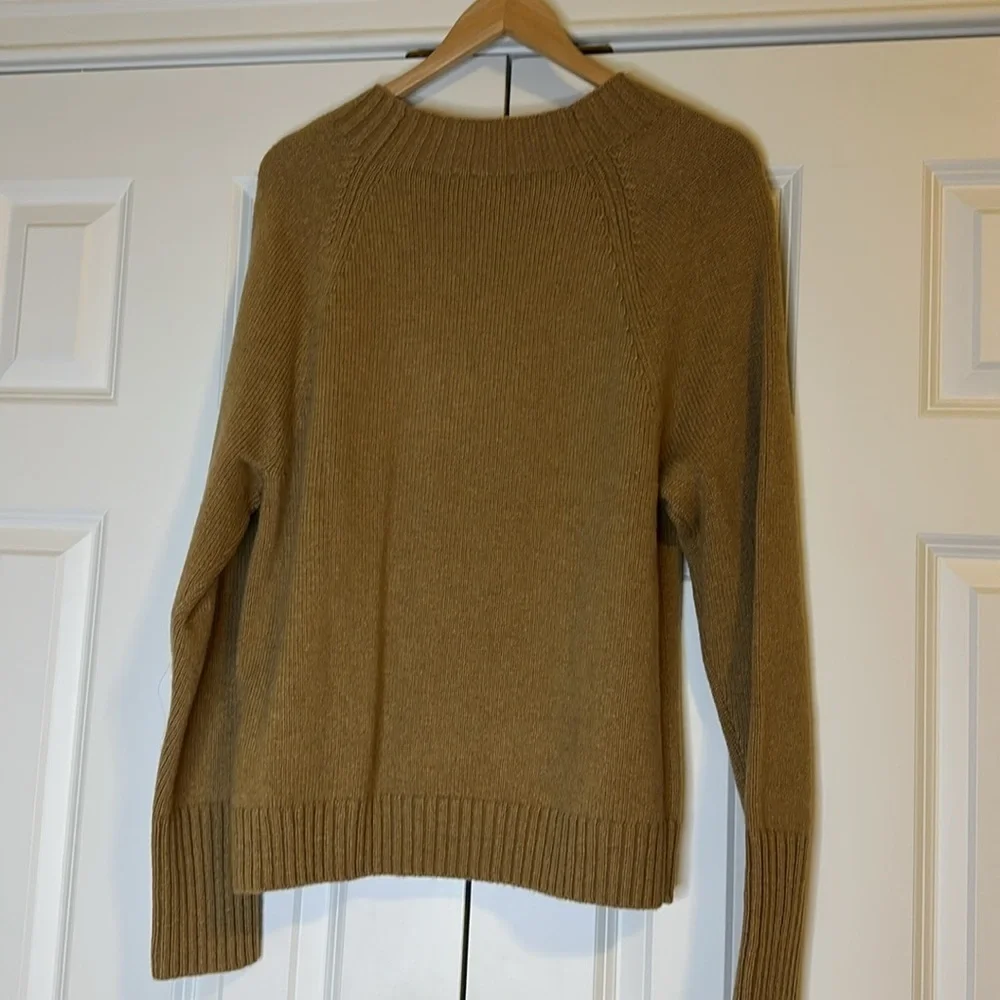 Crewneck sweater with jeweled buttons SzL